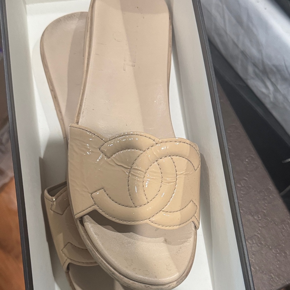 CHANEL Beige Patent Leather Slide Mules with Interlocking CC